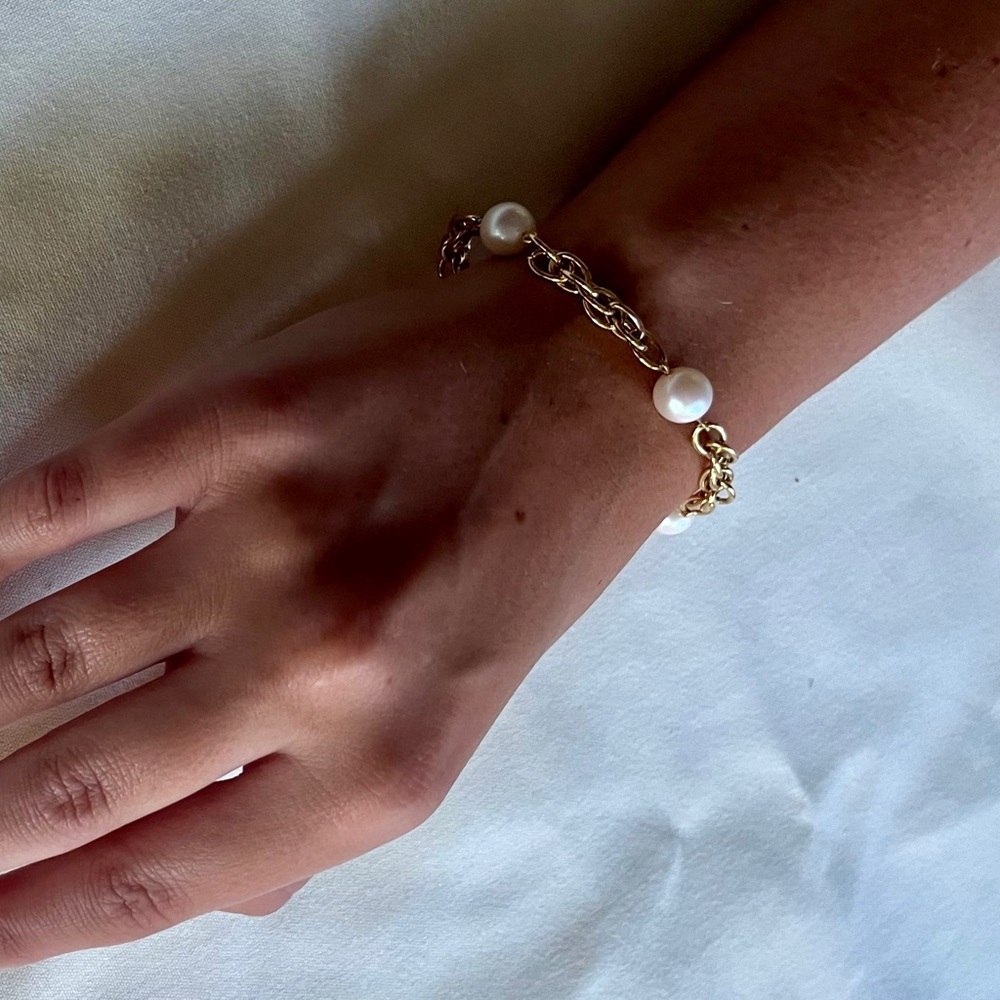 Vintage Monet Gold & Pearl Bracelet - Picture 3 of 16